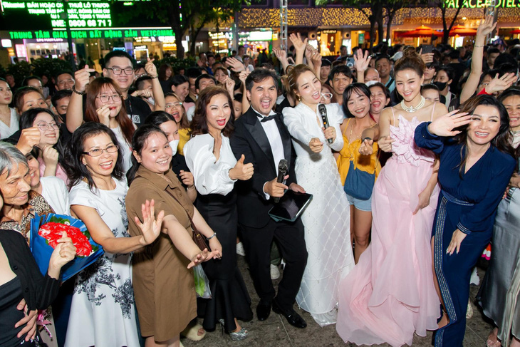 Đức Tiến làm MC khuấy động khán giả trong buổi giao lưu đoàn phim "Đóa hoa mong manh" ở phố đi bộ Nguyễn Huệ - Ảnh: Facebook Mai Thu Huyen