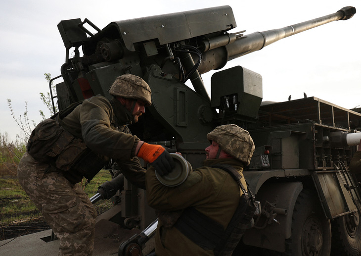 Lực lượng Ukraine ở Kharkov nạp đạn pháo bắn về phía quân Nga - Ảnh: AFP