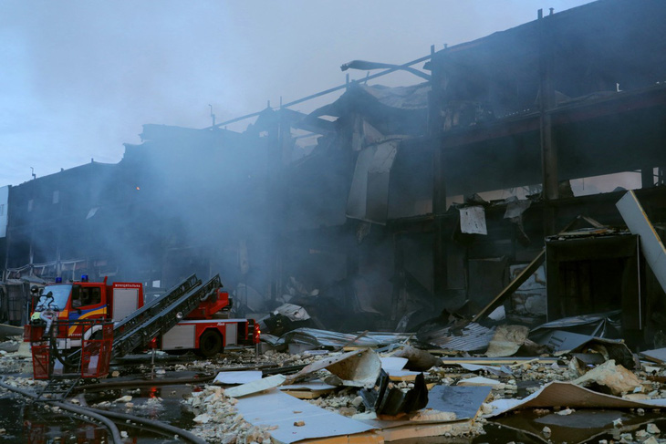 Một nhà kho bị cháy rụi sau trận không kích ở thành phố cảng Odessa, miền nam Ukraine - Ảnh: AFP