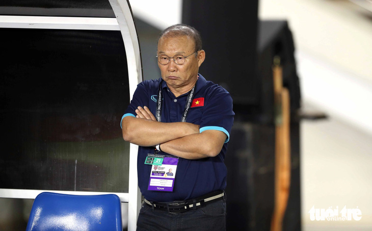 HLV Park Hang Seo khoanh tay bất lực trong 1 trận đấu của đội tuyển Việt Nam giai đoạn cuối nhiệm kỳ - Ảnh: N.K.