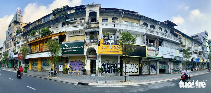 Mặt tiền nhà ở, cửa hàng dọc tuyến đường Lê Lợi bị xịt sơn vẽ bậy nhếch nhác, ảnh chụp ngày 18-5 - Ảnh: TIẾN QUỐC