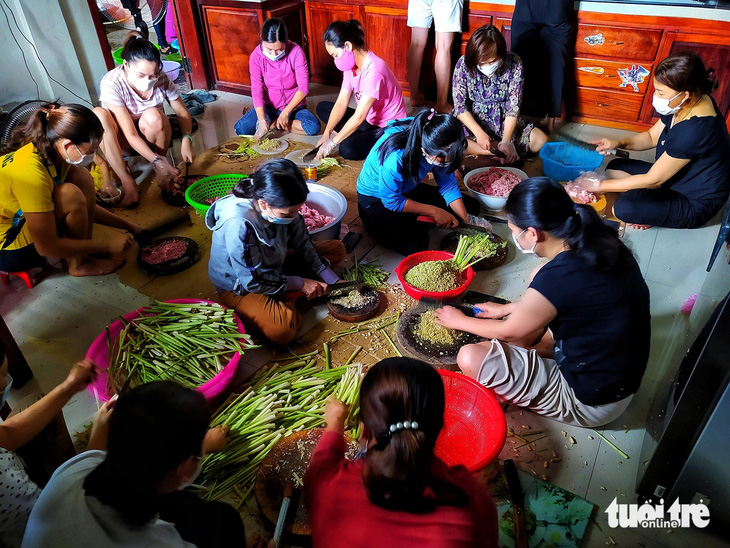Cả xóm, cả làng chung sức phụ giúp khi nhà ai đó có tiệc, việc đại sự vốn vẫn là văn hóa tốt đẹp của người Việt - Ảnh: TRIỆU VÂN
