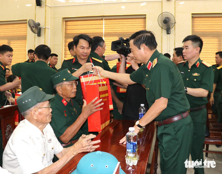 Bộ trưởng Phan Văn Giang tặng quà gia đình chính sách, có công với cách mạng tại Quảng Trị - Ảnh: T.TH