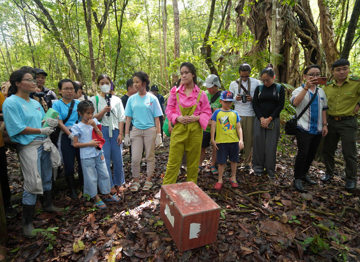 Bella Vũ cùng lãnh đạo Vườn quốc gia Cát Tiên tái thả động vật hoang dã về tự nhiên ở Vườn quốc gia Cát Tiên ngày 19-5 - Ảnh: BTC