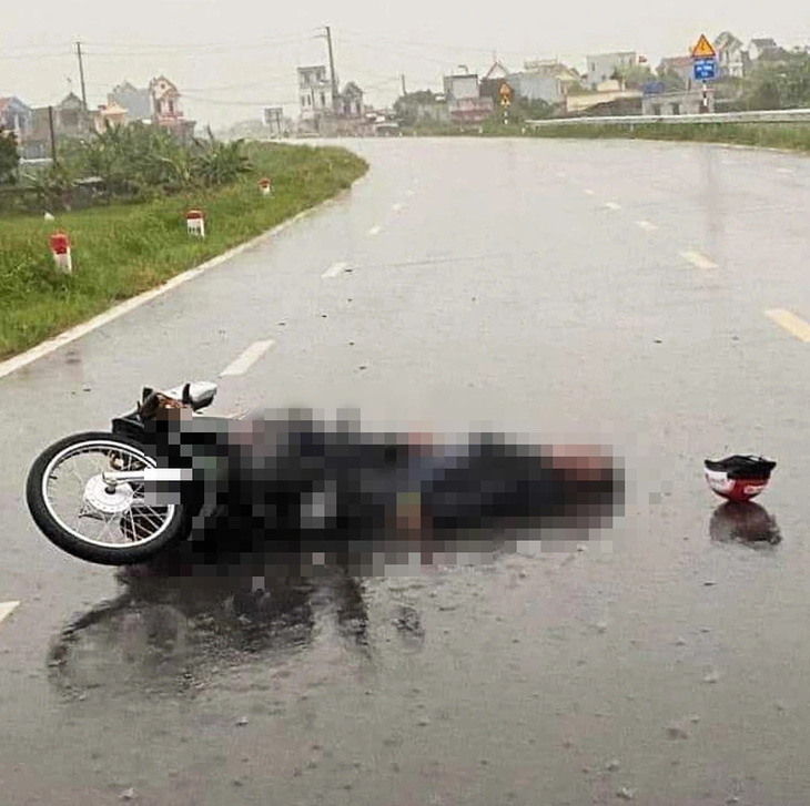 Hiện trường vụ việc người đàn ông bị sét đánh chết tại chỗ khi chạy xe dưới trời mưa dông - Ảnh: THU TÂY