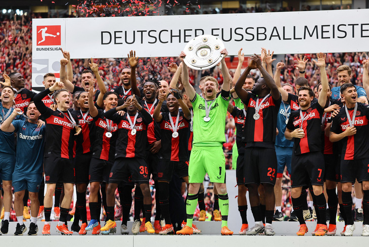 Bayer Leverkusen nâng cao chiếc đĩa bạc Bundesliga sau trận thắng Augsburg - Ảnh: REUTERS