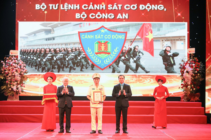 Bộ tư lệnh Cảnh sát cơ động (Bộ Công an) vinh dự là một trong các tập thể tiêu biểu được vinh danh tại Vinh quang Việt Nam năm 2024 - Ảnh: DANH KHANG