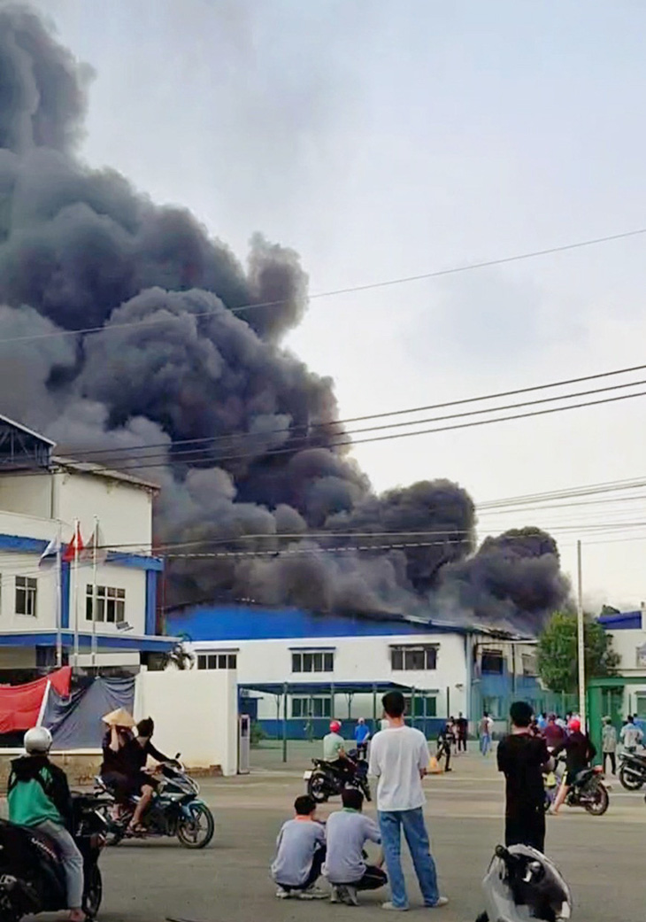 Cháy khu nhà xưởng của công ty sản xuất giày dép bên trong Khu công nghiệp Sông Mây (huyện Trảng Bom, Đồng Nai) - Ảnh: N.Đ.N.