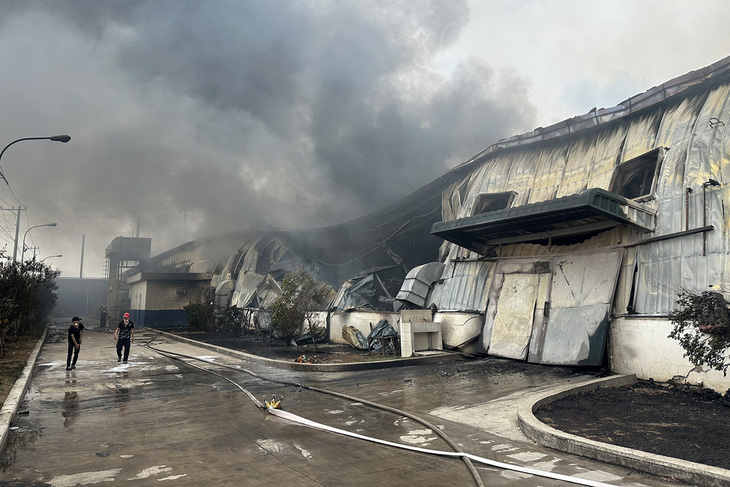 Khu nhà xưởng trong Công ty TNHH Xin Rong International thiệt hại nặng sau vụ cháy - Ảnh: A.B.