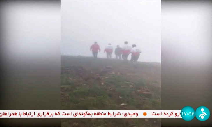 Hình ảnh video do Đài IRINN phát ngày 19-5, cho thấy lực lượng cứu hộ đang đến địa điểm xảy ra vụ rơi trực thăng chở Tổng thống và Ngoại trưởng Iran trong sương mù dày đặc - Ảnh: AFP