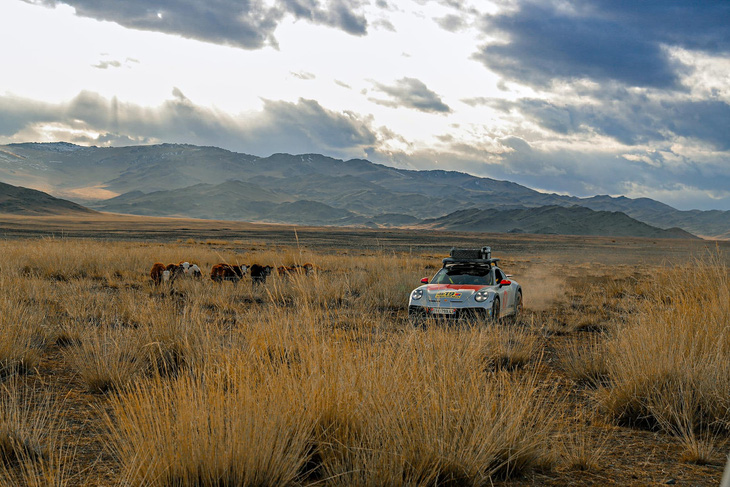 Chiếc Porsche 911 Dakar trong hành trình từng phượt Trung Quốc và sắp tới sẽ quay trở lại, nhưng ở một vùng khác - Ảnh: NVCC