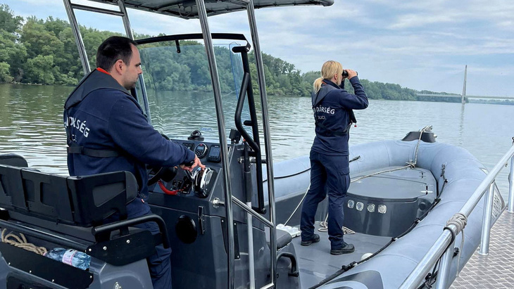 Cảnh sát tìm người mất tích trên sông Danube - Ảnh: REUTERS