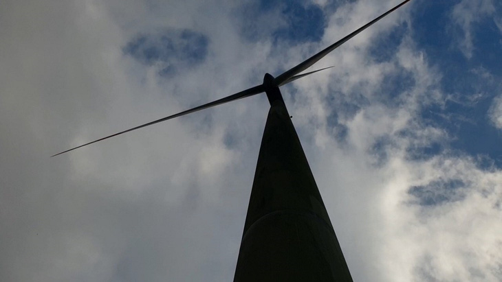 Trụ điện gió trồng ngoài đất được cấp của Nhà máy điện gió Hướng Linh 2 vừa bị đề nghị thu hồi giấy chứng nhận tài sản vì phát hiện sai Luật Đất đai - Ảnh: QUỐC NAM