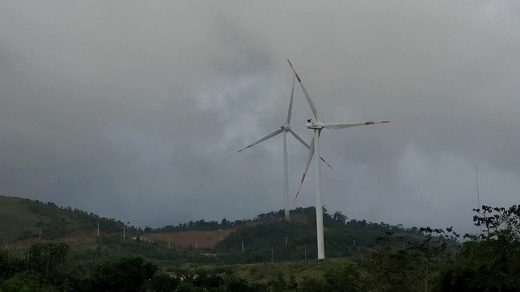 Nhà máy điện gió Hướng Linh 2 có tổng cộng 6 trụ điện gió trồng ngoài đất được cấp cùng với 3 trụ khác có một phần ngoài đất được cấp - Ảnh: QUỐC NAM