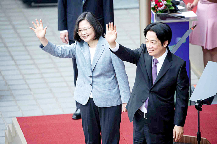 Nhà lãnh đạo Đài Loan Thái Anh Văn đứng cạnh ông Lại Thanh Đức trong một sự kiện tại Đài Bắc, Đài Loan - Ảnh: Japan-forward