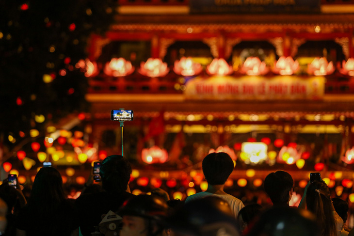 Hàng ngàn người dự lễ thả hoa đăng tại TP.HCM mừng Đại lễ Phật đản 2024- Ảnh 9.