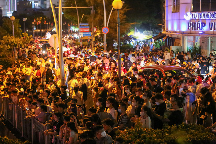 Hàng ngàn người dự lễ thả hoa đăng tại TP.HCM mừng Đại lễ Phật đản 2024- Ảnh 8.