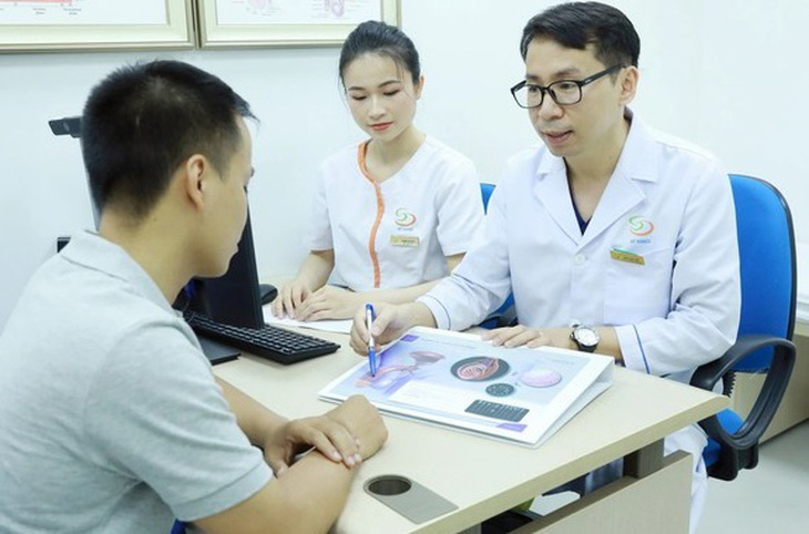 Bác sĩ Đinh Hữu Việt thăm khám cho bệnh nhân - Ảnh: BVCC
