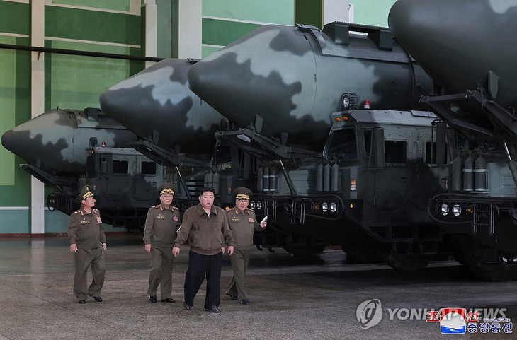Nhà lãnh đạo Triều Tiên Kim Jong Un đã ghé thăm Xí nghiệp Công nghiệp quốc phòng Triều Tiên, nơi sản xuất bệ phóng tên lửa đạn đạo xuyên lục địa (ICBM) Hwasong-18 hôm 17-5 - Ảnh: KCNA