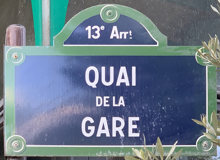 Cụm từ “quai de la gare” tiếng Pháp. Phát âm “ke” giống như “quai”, đã được Việt hóa nhiều thế kỷ. Gare thì đã thành tiếng Việt từ lâu là ga - Ảnh: Chabe01 (trên wikipedia)
