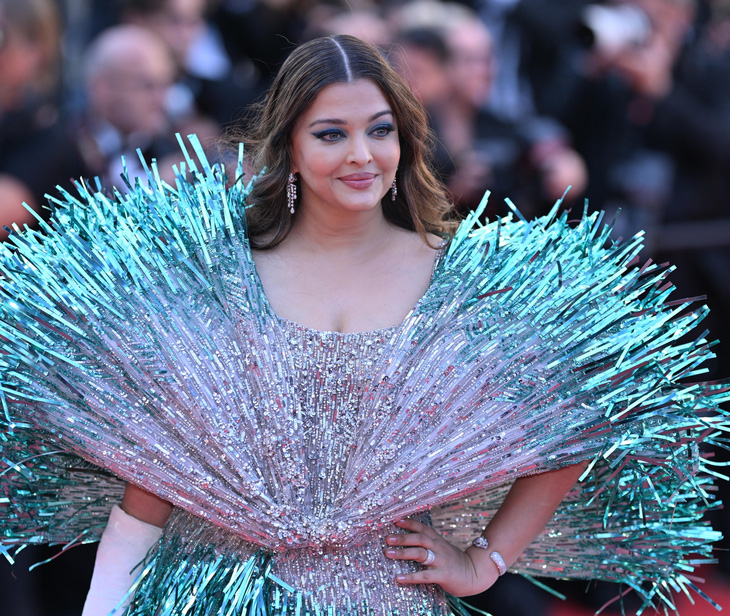 Aishwarya Rai Bachchan, người đẹp từng được vinh danh là hoa hậu đẹp nhất mọi thời đại cũng khiến khán giả quê nhà và người hâm mộ quốc tế thất vọng sau hai ngày xuất hiện tại thảm đỏ Liên hoan phim Cannes 2024 với những thiết kế khó hiểu.