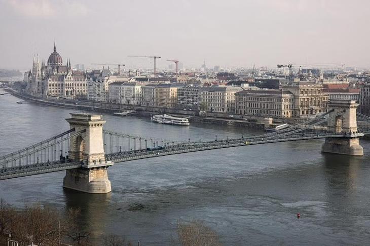 Sông Danube là sông dài thứ hai ở châu Âu, chảy qua 10 nước - Ảnh: BLOOMBERG