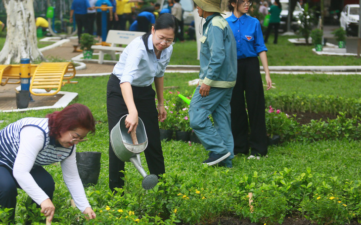 Biến điểm nhếch nhác rác thải ở Bình Chánh thành mảng xanh, nơi check-in - Ảnh 14.