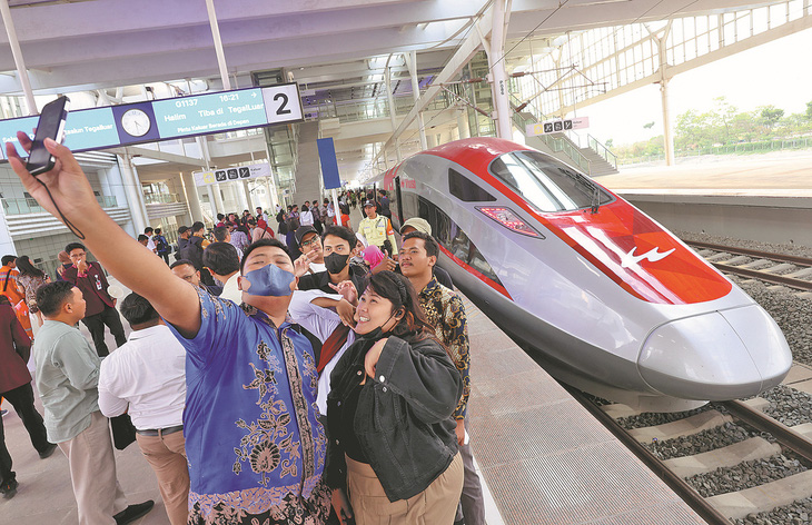 Người dân Indonesia hào hứng chụp ảnh với đoàn tàu cao tốc công nghệ Trung Quốc nối Jakarta và Bandung - Ảnh: THX