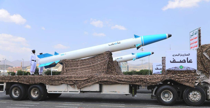 Một tên lửa chống tàu của Houthi trong duyệt binh năm 2022 ở Yemen - Ảnh: Mạng xã hội X