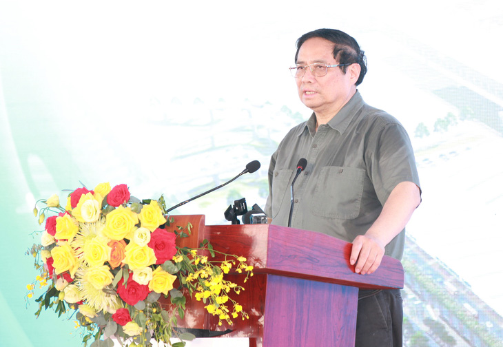 Thủ tướng phát biểu chỉ đạo tại lễ khởi công dự án mở rộng nhà ga T2 sân bay Nội Bài - Ảnh: TUẤN PHÙNG