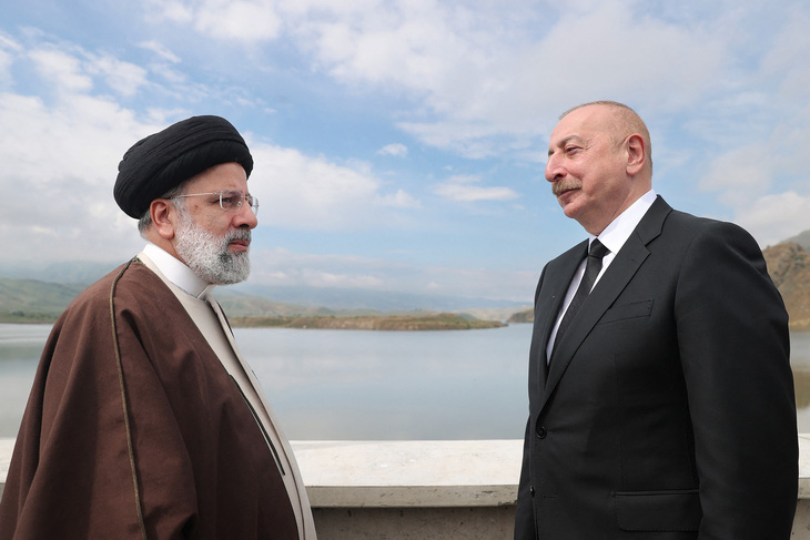 Tổng thống Iran Ebrahim Raisi cùng người đồng cấp Azerbaijan Ilham Aliev tham quan dự án xây đập ở biên giới hai nước, ngày 19-5 - Ảnh: AFP