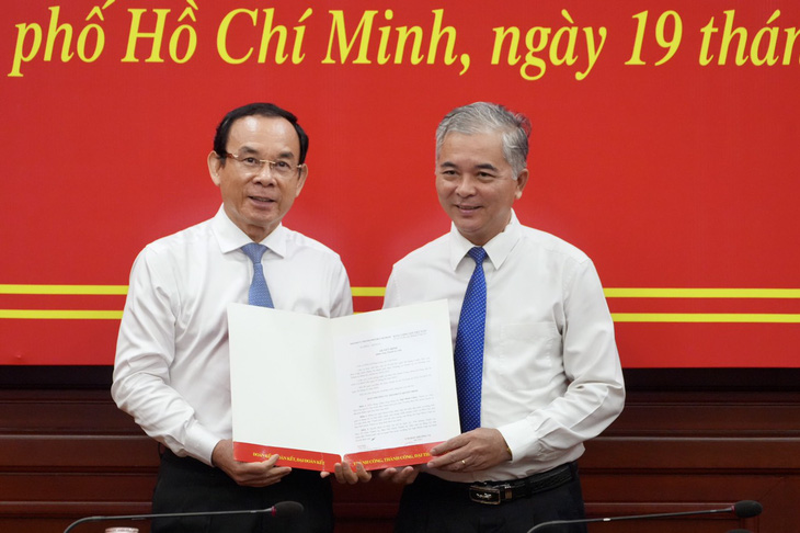 Bí thư Thành ủy TP.HCM Nguyễn Văn Nên đã trao quyết định cho ông Ngô Minh Châu (bên phải) - Ảnh: HỮU HẠNH
