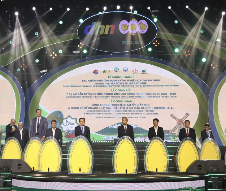 Phó thủ tướng Trần Lưu Quang dự lễ công nhận vùng an toàn dịch bệnh tỉnh Tây Ninh và công bố kế hoạch xuất khẩu sản phẩm gia cầm sang thị trường Hala - Ảnh: THU HÀ