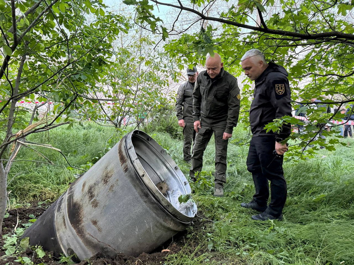 Thống đốc Odessa Oleh Kiper nhìn một phần tên lửa Nga bị lực lượng phòng không Ukraine bắn hạ hôm 29-4 - Ảnh: REUTERS