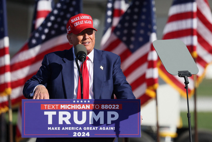 Cựu tổng thống Mỹ Donald Trump phát biểu trong một sự kiện tranh cử ở Freeland, Michigan, ngày 1-5 - Ảnh: REUTERS