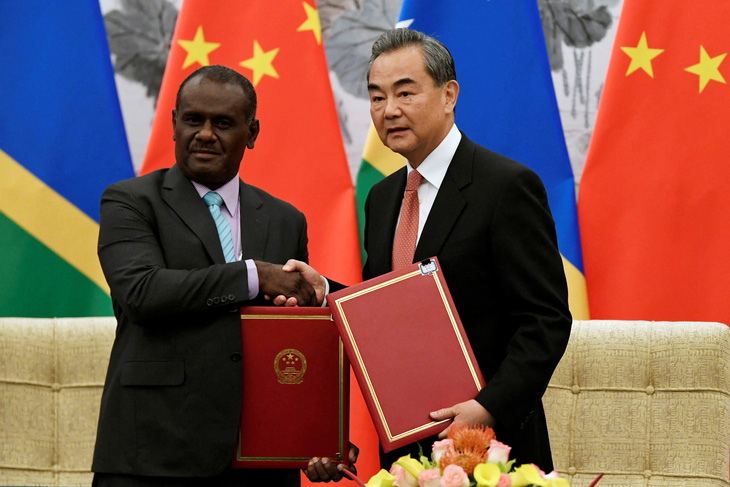 Tân Thủ tướng quần đảo Solomon Jeremiah Manele bắt tay Ủy viên Quốc vụ kiêm Bộ trưởng Bộ Ngoại giao Trung Quốc Vương Nghị, trong buổi lễ thiết lập quan hệ ngoại giao vào ngày 21-9-2019 - Ảnh: REUTERS