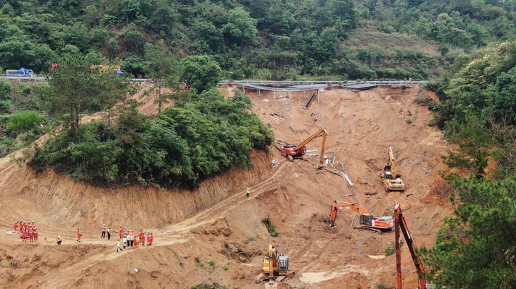 Lực lượng cứu hộ và cần cẩu đào xới đất tìm người sống sót ngày 2-5 sau vụ sạt lở đường cao tốc ở tỉnh Quảng Đông - Ảnh: Tân Hoa Xã