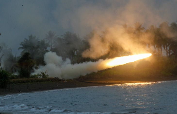 Một rocket phóng từ hệ thống tên lửa pháo binh cơ động cao M142 từ ngôi làng Campong Ulay ở đảo Palawan của Philippines ngày 2-5 - Ảnh: SCMP
