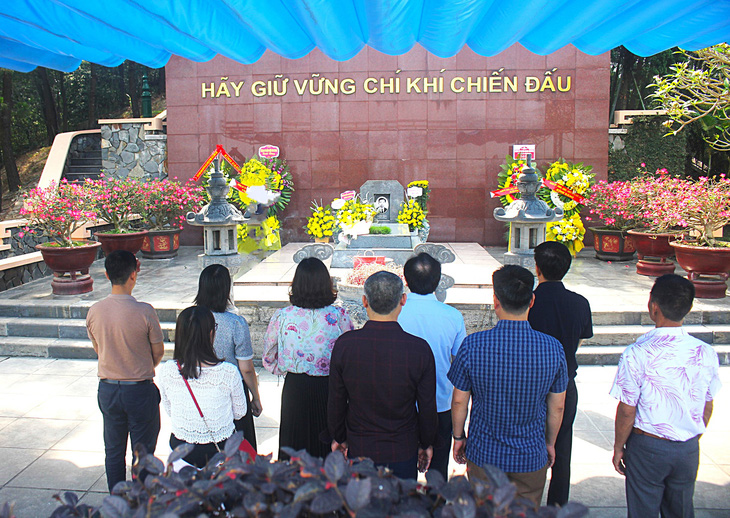 Người dân dâng hương tại khu mộ cố Tổng bí thư Trần Phú