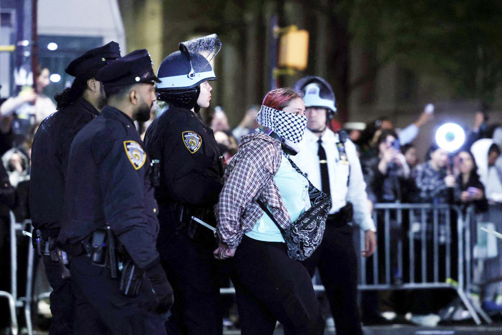Cảnh sát bắt giữ sinh viên biểu tình ủng hộ Palestine tại Đại học Columbia, TP New York (Mỹ) - Ảnh: AFP