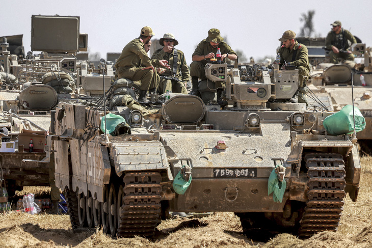 Binh lính Israel đóng tại khu vực biên giới với Dải Gaza ngày 30-4 - Ảnh: AFP