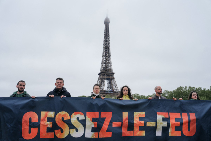 Biểu tình ngày 2-5 ở Paris, Pháp, kêu gọi ngừng bắn tại Dải Gaza - Ảnh: AFP