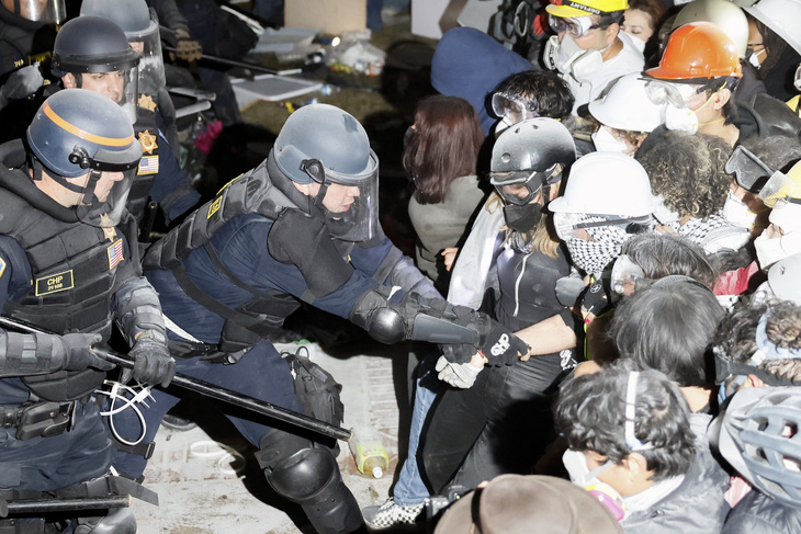 Cảnh sát Mỹ bắt giữ người biểu tình tại Đại học California ở Los Angeles, bang California, ngày 2-5 - Ảnh: AFP
