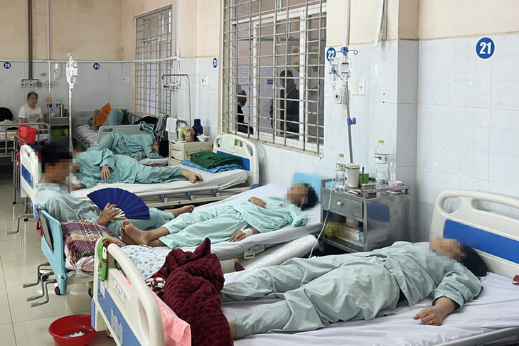 Hơn 300 người nhập viện sau khi mua bánh mì tại tiệm Băng ở TP Long Khánh ăn - Ảnh: A.B.