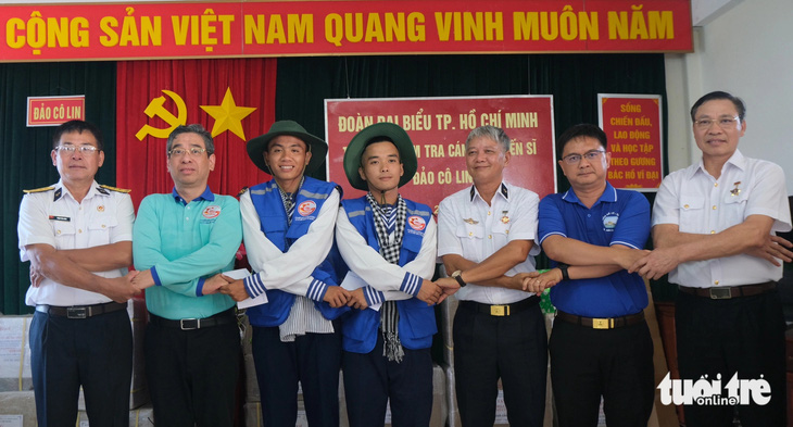 Nối liền tình yêu từ đất liền đến với Trường Sa - Ảnh: HÀ THANH