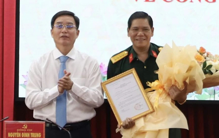 Đại tá Niê Ta, chỉ huy trưởng Bộ chỉ huy quân sự tỉnh Đắk Lắk, nhận quyết định chuẩn y của trung ương về tham gia Ban Thường vụ Tỉnh ủy Đắk Lắk, nhiệm kỳ 2020 - 2025 - Ảnh: HUỆ NGỌC