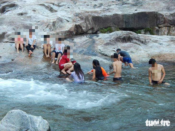 Một nhóm bạn trẻ tắm suối ở thượng nguồn suối Mơ gần Đà Nẵng - Ảnh: ĐOÀN NHẠN 