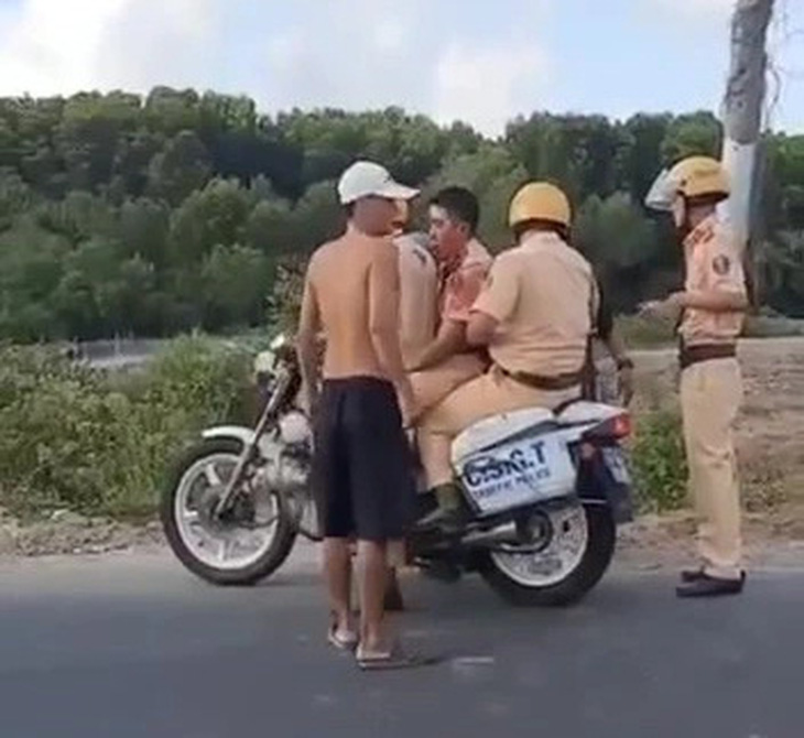 Chiến sĩ cảnh sát giao thông gặp tai nạn được các chiến sĩ trong tổ công tác đưa đi cấp cứu - Ảnh cắt từ video