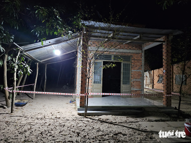 Tối 2-5, ngôi nhà ở xã Thành Long, huyện Châu Thành, Tây Ninh đang được phong tỏa để điều tra - Ảnh: N.P