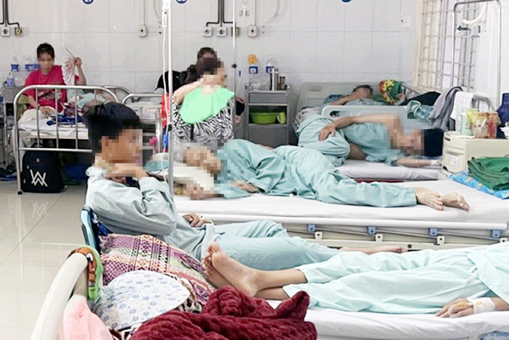 Các bệnh nhân nghi bị ngộ độc sau ăn bánh mì đang theo dõi, điều trị tại Bệnh viện Đa khoa khu vực Long Khánh - Ảnh: A.B.